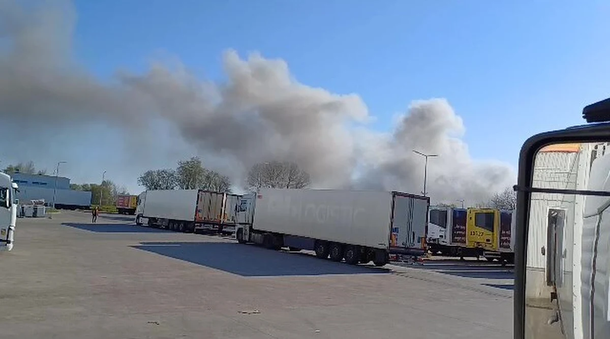 Przy ulicy Morskiej w Koszalinie (woj. zachodniopomorskie) doszło do pożaru hali magazynowej. Po południu akcja gaśnicza została zakończona.