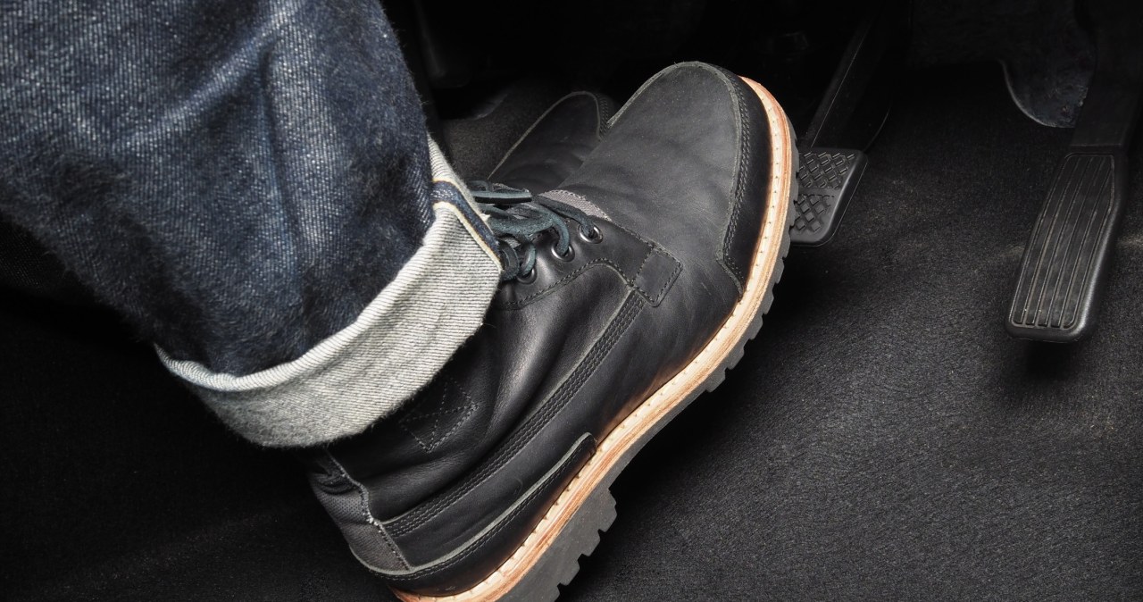 Stojąc na światłach, mocno naciśnij hamulec. Nie uwierzysz, co się stanie