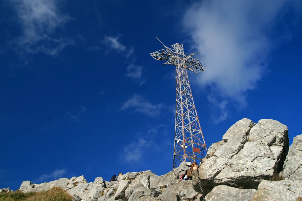 Nieodpowiedzialne zachowanie turysty w Tatrach. Jak informuje portal "Tygodnika Podhalańskiego" w sobotę, w czasie, gdy zapowiadane było załamanie pogody, mężczyzna wspiął się na krzyż znajdujący się na Giewoncie.