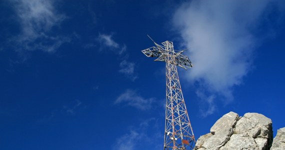 Nieodpowiedzialne zachowanie turysty w Tatrach. Jak informuje portal "Tygodnika Podhalańskiego" w sobotę, w czasie, gdy zapowiadane było załamanie pogody, mężczyzna wspiął się na krzyż znajdujący się na Giewoncie.