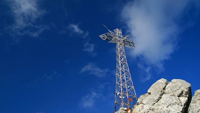 Niebezpieczne zachowanie turysty. Wspiął się na krzyż na Giewoncie