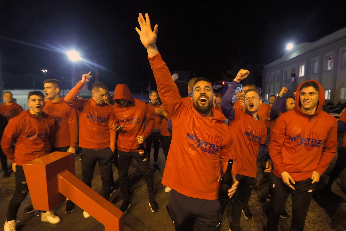 Legia Warszawa przegrała 1:2 spotkanie 31. kolejki PKO BP Ekstraklasy z Pogonią Szczecin. Porażka klubu ze stolicy oznacza, że z pierwszego mistrzostwa Polski może się już cieszyć Raków Częstochowa. Zespół z Częstochowy na trzy kolejki przed końcem sezonu wyprzedza o 11 punktów drużynę z Warszawy.