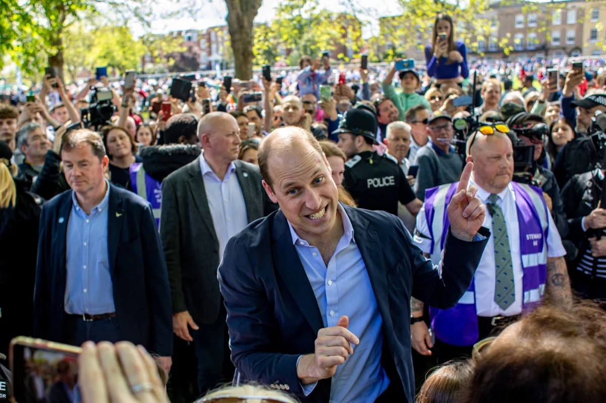Książę William niezwykle ciepło wypowiadał się o swojej babci, Elżbiecie II podczas koncertu przed zamkiem w Windsorze, zorganizowanym z okazji koronacji Karola III. Mówił, że zmarła w zeszłym roku królowa widząc go, byłaby dumną matką. "Wiem, że jest tam na górze i na nas spogląda" - powiedział William. Wielokrotnie w trakcie swojej przemowy mówił o obowiązku i służbie, co brytyjskie media odebrały jako przytyk pod adresem księcia Harry’ego. 