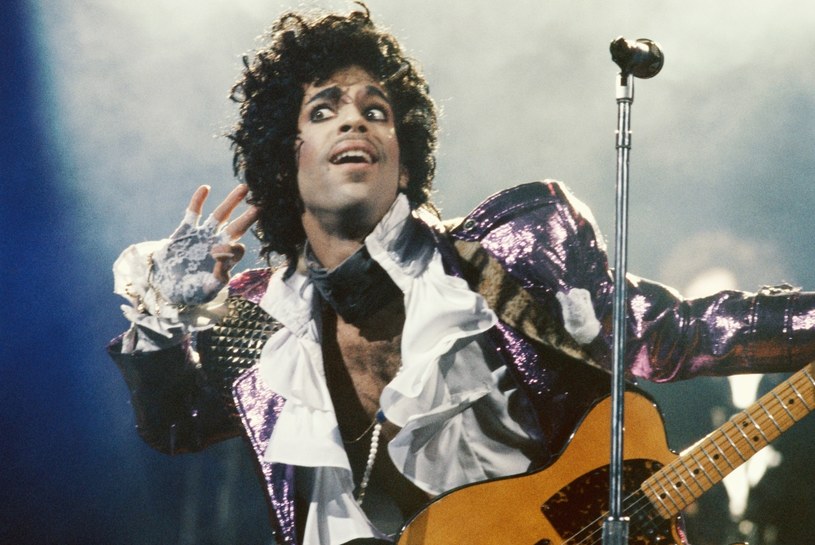 Prince jest przez wielu fanów uznawany za jednego z najważniejszych muzyków wszechczasów. Artysta pośmiertnie dostąpił dość wyjątkowo zaszczytu, od jego imienia nazwano... 7-milowy fragment autostrady.