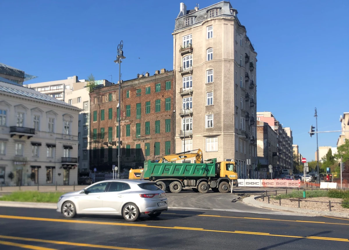 Kierowcy znów jeżdżą fragmentem Nowego Światu od ronda de Gaulle’a do Książęcej, a następnie przez pl. Trzech Krzyży. Drogowcy w poniedziałek rano otworzyli przejazd.