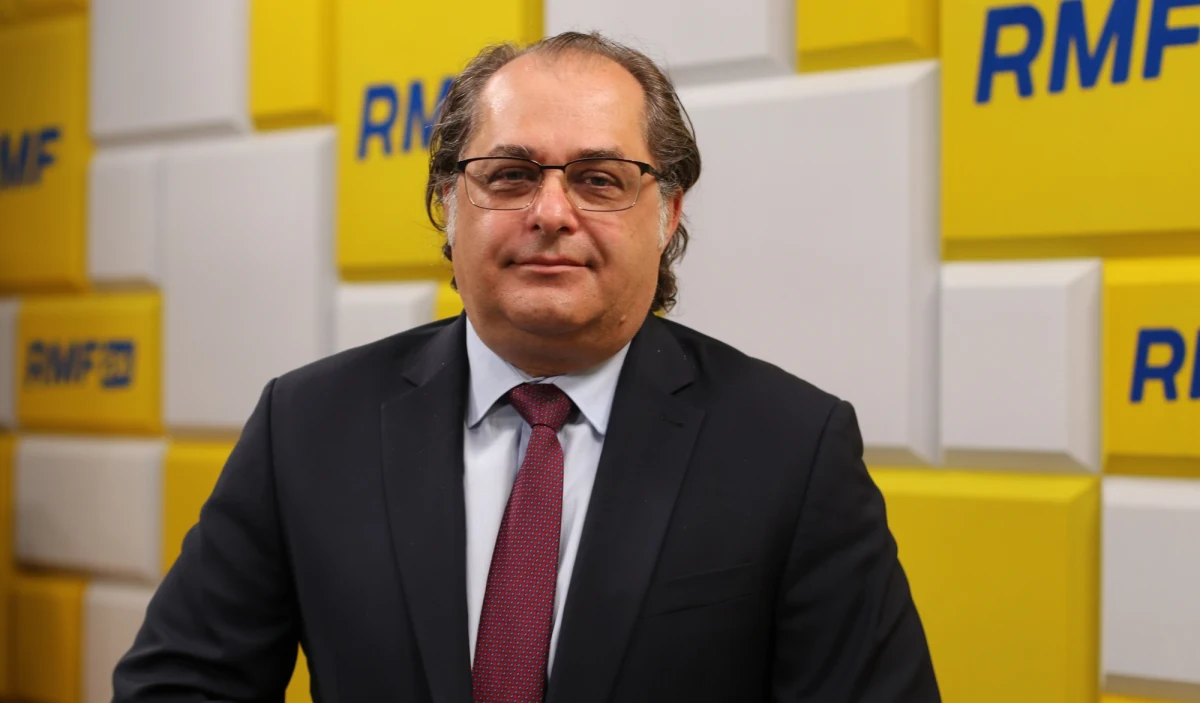 "Nie chcę dyskutować z wyrokami sądu, ale w tym wypadku nie weszliśmy generalnie w wyrok NSA, ponieważ my jesteśmy w zupełnie innym miejscu, jesteśmy na samej górze inwestycji, zrobiliśmy nasypy kamienne, musimy je zabezpieczyć. Jak tego nie zrobimy, to przyjdzie wysoka woda i uszkodzi mosty i inne urządzenia wodne, chociażby śluzy, bo cały narzut kamienny zostanie zabrany przez tę wodę. Za chwilę sąd na mnie nałoży karę, że nie zabezpieczyłem tej budowy. Inwestycja musi być dokończona, bo jest ze względów bezpieczeństwa konieczna" – mówił w Porannej rozmowie w RMF FM wiceminister infrastruktury Marek Gróbarczyk. 