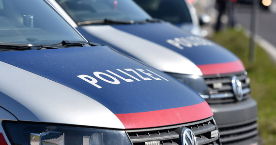 Ciało 35-letniego Polaka zostało znalezione w niedzielę w niewielkiej ciężarówce, stojącej na parkingu niedaleko Inzing w Austrii. Widoczne na nim były rany zadane nożem. Policja zatrzymała 36-letniego mężczyznę, podejrzanego o zabójstwo. On także jest Polakiem. 