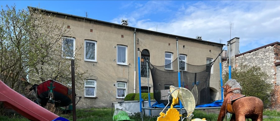 Nie żyje 8-letni Kamilek z Częstochowy. Lekarze z Górnośląskiego Centrum Zdrowia Dziecka w Katowicach walczyli o jego życie ponad miesiąc. To oni przekazali informację o śmierci chłopca. Kamil trafił do szpitala na początku kwietnia z ciężkimi obrażeniami - m.in. oparzeniami głowy, klatki piersiowej i kończyn. O usiłowanie jego zabójstwa podejrzany jest 27-letni ojczym. 