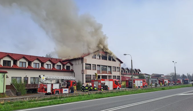 Pożar dawnego hotelu w Szydłowcu. W akcji 21 jednostek straży pożarnej