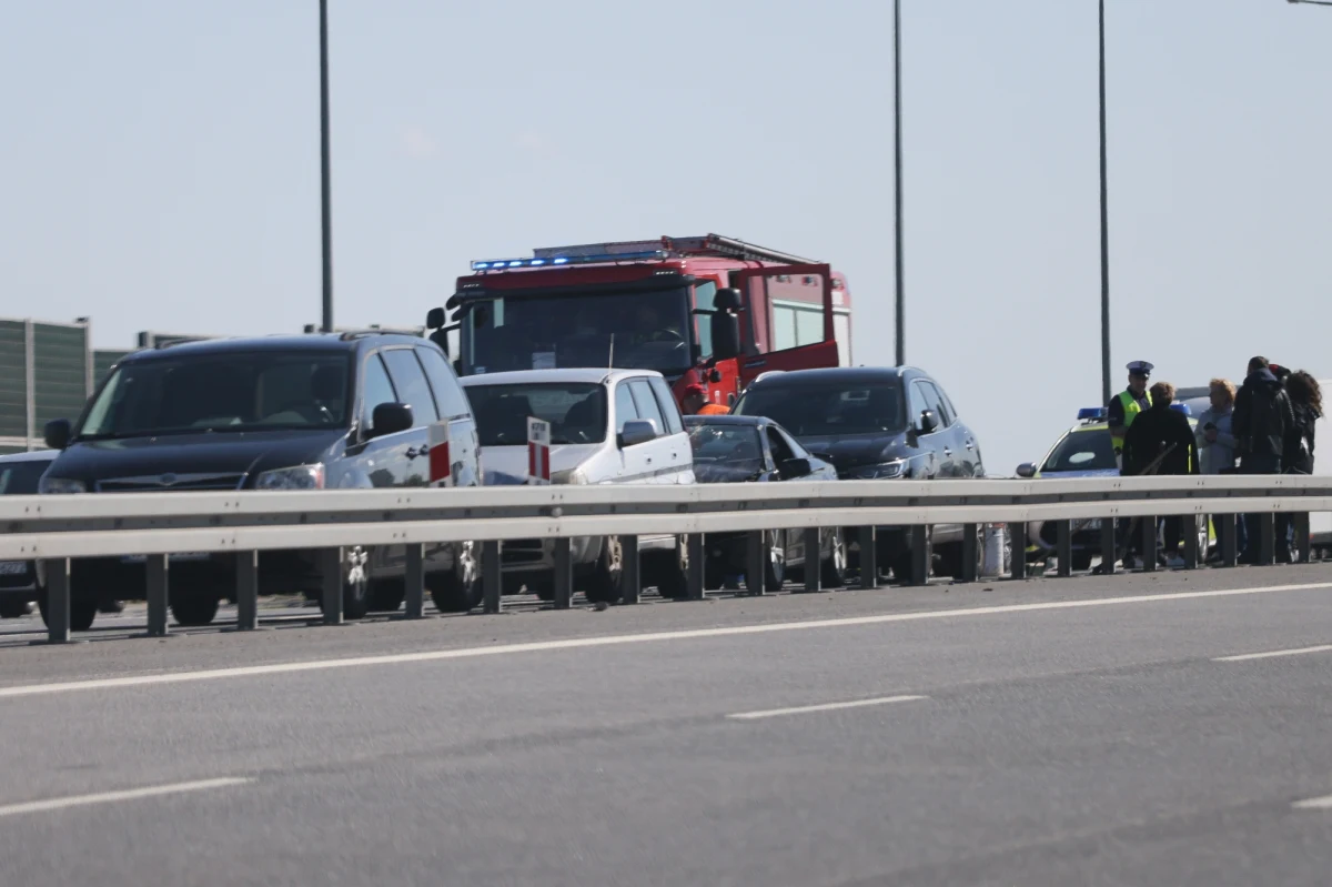 Na moście Południowym w Warszawie zderzyło się pięć aut osobowych. Zablokowane są dwa pasy w kierunku Poznania. Nie ma informacji o rannych.