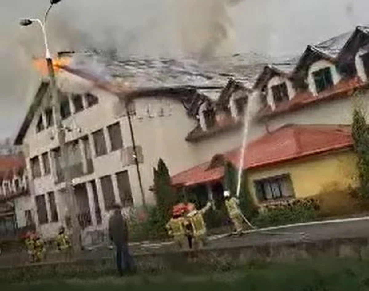 W Szydłowcu na Mazowszu trwa dogaszanie budynku dawnego hotelu. Kłęby dymu w miejscu akcji gaśniczej widoczne były z kilku kilometrów. 