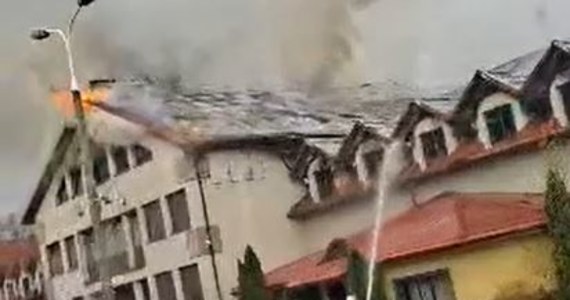 W Szydłowcu na Mazowszu trwa dogaszanie budynku dawnego hotelu. Kłęby dymu w miejscu akcji gaśniczej widoczne były z kilku kilometrów. 