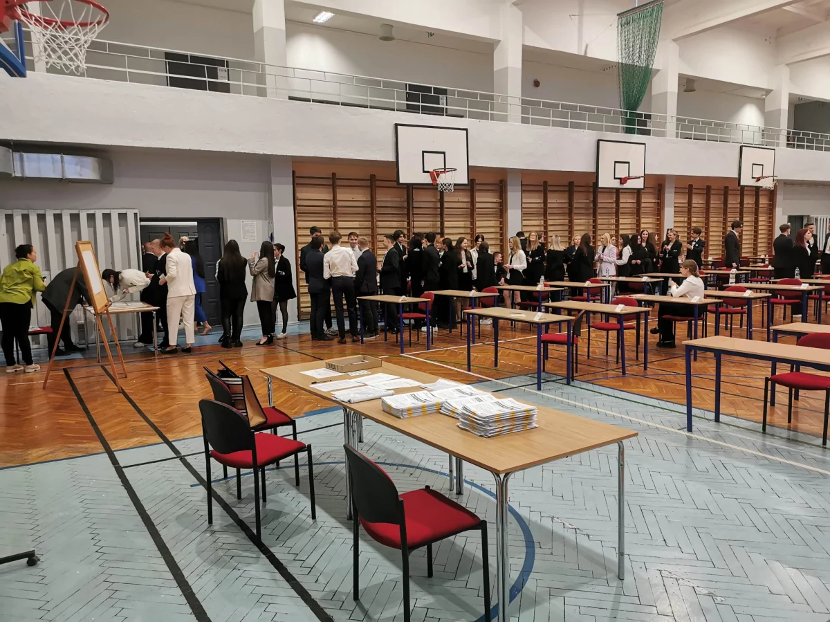 W poniedziałek 8 maja o godz. 9.00 maturzyści przystąpili do pisemnego egzaminu z matematyki na poziomie podstawowym. Część z nich już po dwóch godzinach zaczęła opuszczać sale. Co pojawiło się na egzaminie? Matura była łatwa czy trudna? Co mówią maturzyści? Sprawdź w naszym artykule. Po godz. 14 CKE opublikuje arkusze egzaminacyjne, chwilę później nasz ekspert zacznie je dla Was uzupełniać.  