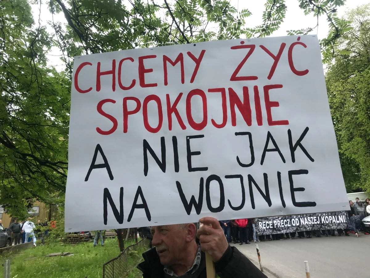 Okoliczni mieszkańcy kontra górnicy. Przed bramą kopalni "Janina" w Libiążu w Małopolsce spotkały się dwie kontrmanifestacje. Uczestnicy pierwszej chcą ograniczenia podziemnych wstrząsów, drudzy, jak mówią, bronią swoich miejsc pracy.
