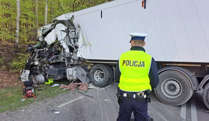 Śmiertelny wypadek koło Bytowa. Kabina ciężarówki doszczętnie zniszczona