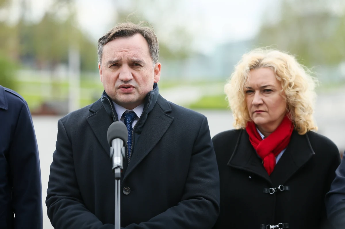 Wydałem polecenie, by zmieniono kwalifikację czynu z usiłowania zabójstwa i znęcania się ze szczególnym okrucieństwem na zabójstwo ośmiolatka z Częstochowy przez ojczyma. Będziemy dążyć do najsurowszego wymiaru kary dla sprawcy - tak minister sprawiedliwości Prokurator Generalny Zbigniew Ziobro zareagował na informację o śmierci 8-letniego Kamila. Rano Górnośląskie Centrum Zdrowia Dziecka w Katowicach poinformowało, że po ponad miesiącu leczenia w placówce zmarł chłopiec maltretowany wcześniej przez ojczyma.