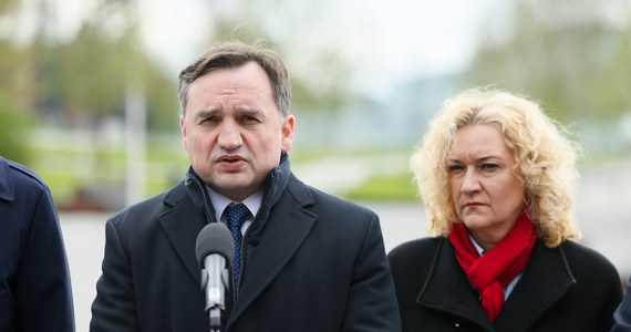 Wydałem polecenie, by zmieniono kwalifikację czynu z usiłowania zabójstwa i znęcania się ze szczególnym okrucieństwem na zabójstwo ośmiolatka z Częstochowy przez ojczyma. Będziemy dążyć do najsurowszego wymiaru kary dla sprawcy - tak minister sprawiedliwości Prokurator Generalny Zbigniew Ziobro zareagował na informację o śmierci 8-letniego Kamila. Rano Górnośląskie Centrum Zdrowia Dziecka w Katowicach poinformowało, że po ponad miesiącu leczenia w placówce zmarł chłopiec maltretowany wcześniej przez ojczyma.