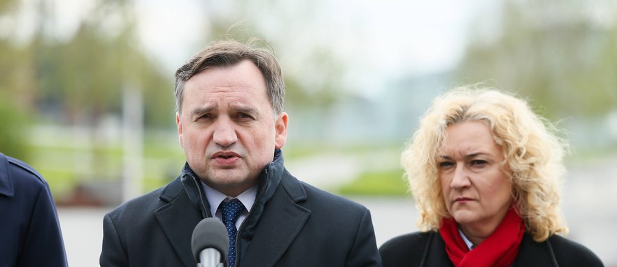 Wydałem polecenie, by zmieniono kwalifikację czynu z usiłowania zabójstwa i znęcania się ze szczególnym okrucieństwem na zabójstwo ośmiolatka z Częstochowy przez ojczyma. Będziemy dążyć do najsurowszego wymiaru kary dla sprawcy - tak minister sprawiedliwości Prokurator Generalny Zbigniew Ziobro zareagował na informację o śmierci 8-letniego Kamila. Rano Górnośląskie Centrum Zdrowia Dziecka w Katowicach poinformowało, że po ponad miesiącu leczenia w placówce zmarł chłopiec maltretowany wcześniej przez ojczyma.