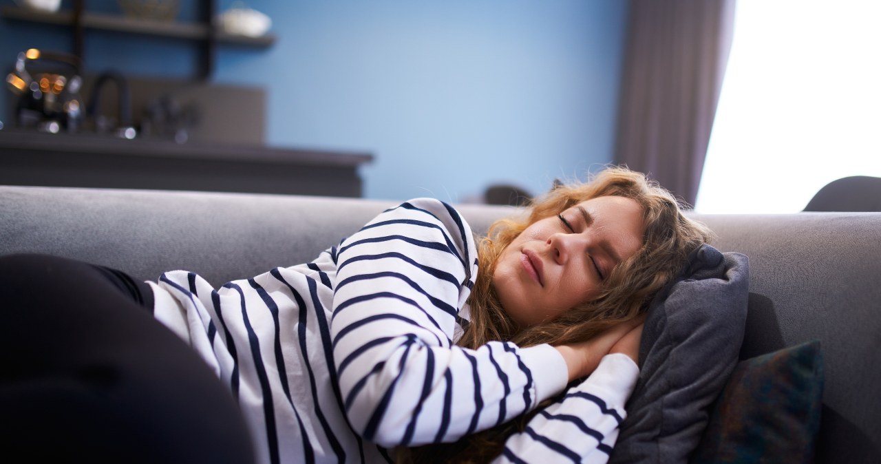 Częste drzemki w ciągu dnia mogą skracać życie. Eksperci radzą, jak spać