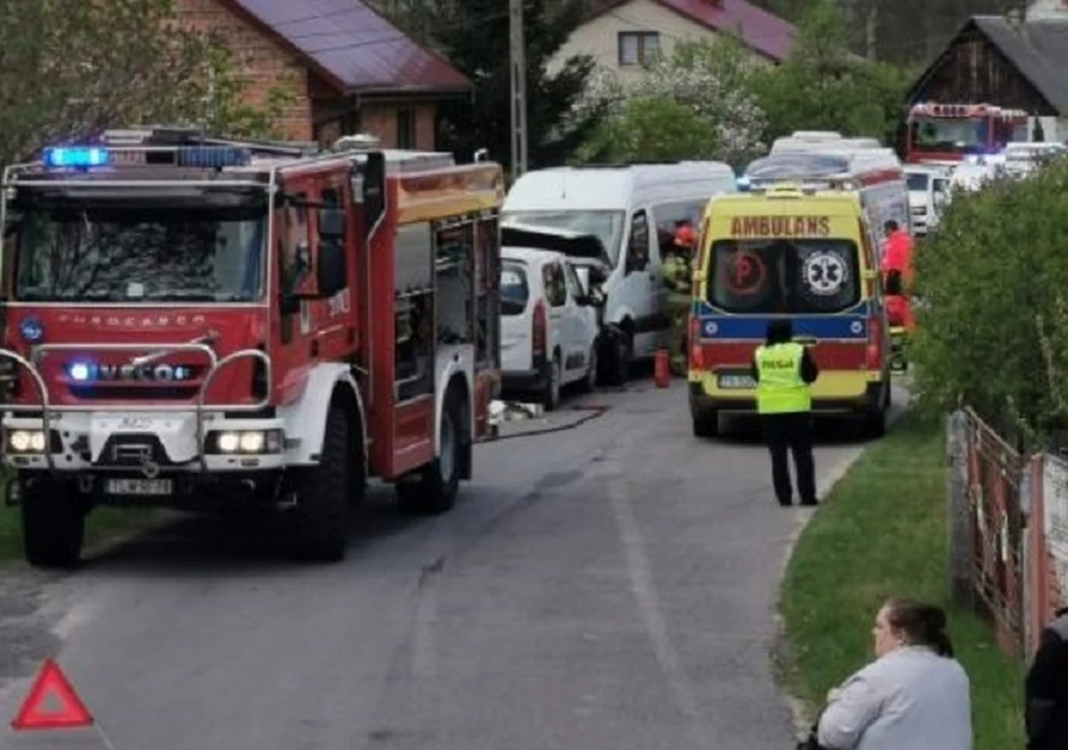 Siedem osób zostało poszkodowanych w wyniku czołowego zderzenia busa z samochodem osobowym w miejscowości Chotów niedaleko Włoszczowy w Świętokrzyskiem.