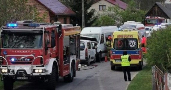 Siedem osób zostało poszkodowanych w wyniku czołowego zderzenia busa z samochodem osobowym w miejscowości Chotów niedaleko Włoszczowy w Świętokrzyskiem.