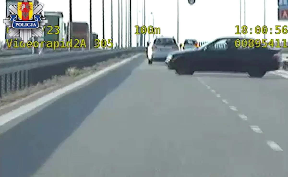 Do sądu trafi sprawa 21-letniego kierowcy bmw, który jechał autostradą "pod prąd" bez uprawnień do kierowania pojazdami. Policja opublikowała nagranie, na którym widać jak młody mężczyzna wykonuje niebezpieczny manewr.