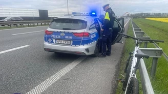 Pijany rowerzysta na autostradzie. Śpieszył się na komunię wnuka