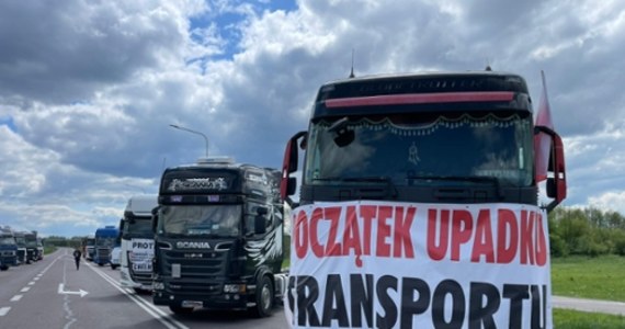 Polscy przewoźnicy kolejny dzień protestują przed przejściem granicznym w Dorohusku. Domagają się przywrócenia obowiązkowych zezwoleń na przewozy towarowe dla ukraińskich przedsiębiorców. Bez  tego zbankrutujemy - twierdzą.

