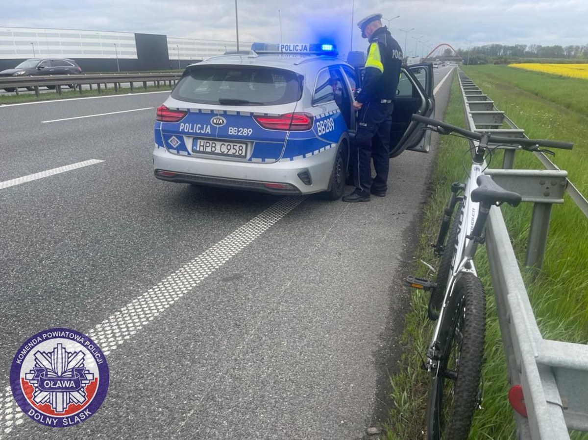 2,5 promila alkoholu w organizmie miał 55-letni mężczyzna, który autostradą A4 jechał rowerem. Mężczyzna twierdził, że jedzie na pierwszą komunię wnuka.