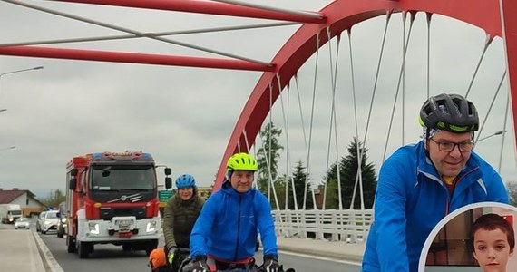 Podjęli się tego wyzwania, bo w ten sposób chcą udowodnić, że nie ma rzeczy niemożliwych! Chodzi o trzech rowerzystów z powiatu krakowskiego i myślenickiego, którzy na rowerach jadą do Hiszpanii. Tej trudnej i wymagającej wyprawie, podczas której przejadą około 4 tysięcy kilometrów, będzie towarzyszyć zbiórka pieniędzy dla 7-letniego Frania Foremnego, u którego w zeszłym roku zdiagnozowano nowotwór złośliwy.