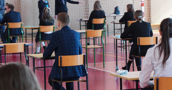 Maturzyści z jednej ze szkół w zachodniej Polsce będą musieli w czerwcu powtórzyć maturę z matematyki - poinformował szef Centralnej Komisji Egzaminacyjnej Marcin Smolik. Poza tym incydentem, dzisiejsze egzaminy przebiegły bez zakłóceń.