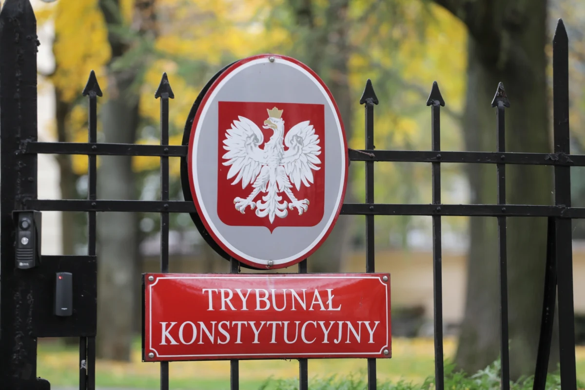 Władze Prawa i Sprawiedliwości nie podjęły jeszcze decyzji, kiedy Sejm rozpocznie prace nad nowymi przepisami o Trybunale Konstytucyjnym. Posłowie mogą je uchwalić jutro, podczas zwołanego już wcześniej, dodatkowego posiedzenia Sejmu. Szanse na to są jednak niewielkie, bo nie dość, że ustawa nie wejdzie w życie przed końcem maja, to partia rządząca nie ma nawet gwarancji większości do jej uchwalenia. 