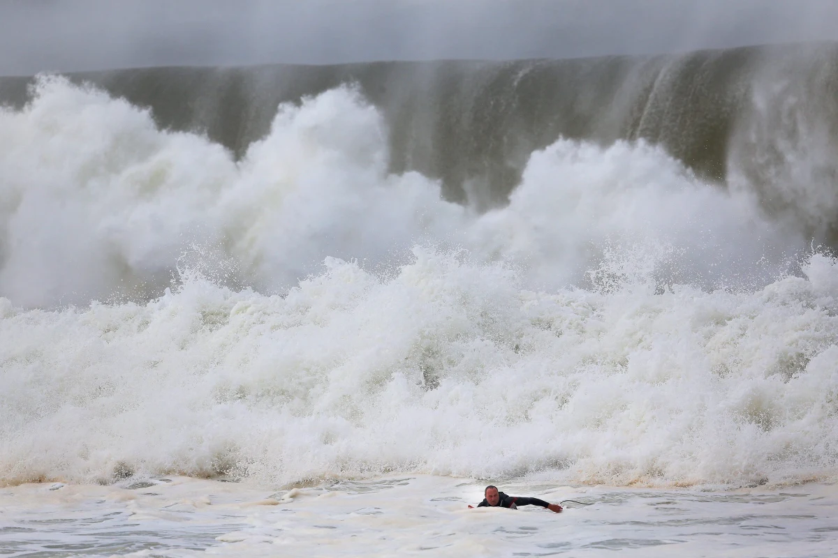 Monstrualnej wielkości fale, sięgające 12 metrów uderzyły w wybrzeże położonego na południowym wschodzie Australii stanu Nowa Południowa Walia - donosi portal news.au.com.