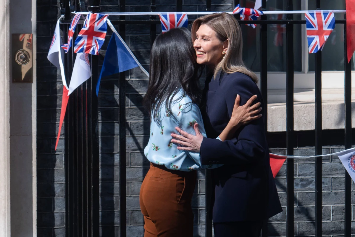 Pierwsza dama Ukrainy wzięła udział w uroczystościach koronacyjnych Karola III. Po wszystkim postanowiła podzielić się z internautami swoimi wrażeniami z wydarzenia. Przy okazji zamieściła w sieci zdjęcie zaproszenia. Użytkownicy Twittera szybko zauważyli, że zostało przygotowane dość niechlujnie.