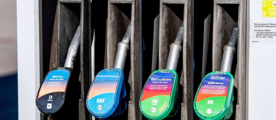 Prawicowy rząd Szwecji ogłosił obniżenie zawartości biopaliw w benzynie i oleju napędowym, aby tankowanie było tańsze. Decyzję krytykują eksperci szwedzkiej Agencji Ochrony Środowiska, podkreślając, że krajowi nie uda się ograniczyć emisji zgodnie z celami klimatycznymi.