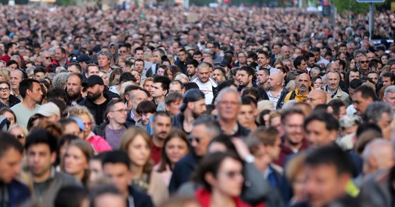 Dziesiątki tysięcy Serbów wyszło na ulice Belgradu, by domagać się wprowadzenia większych środków bezpieczeństwa, zakazu pokazywania przemocy w telewizji i rezygnacji kluczowych przedstawicieli rządu. Protesty odbywają się kilka dni po tym, gdy Serbią wstrząsnęły doniesienia o dwóch strzelaninach, w których zginęło kilkanaście osób. Demonstracje zataczają coraz szersze kręgi, a ostatnie wydarzenia mogą wywołać prawdziwe polityczne trzęsienie ziemi w kraju.