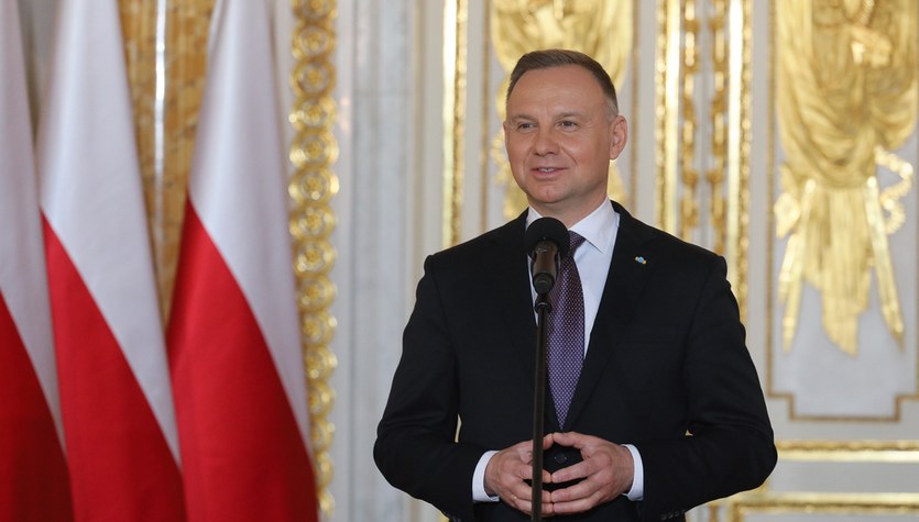 Entrevista: Andrzej Duda, Presidente de la Fundación.  Detrás de él están Trzaskowski y Morawiecki