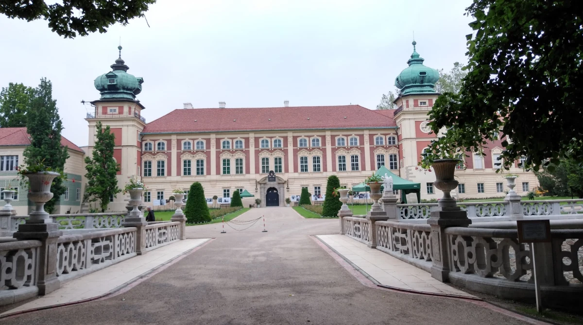 Muzeum - Zamek w Łańcucie zaprasza na Dni Otwarte Funduszy Europejskich. Jego tegoroczna odsłona w słynnej rezydencji upłynie pod hasłem "Odkryj domowe oblicze zamkowego życia i zobacz ordynackie spa z początku XX w.”.
