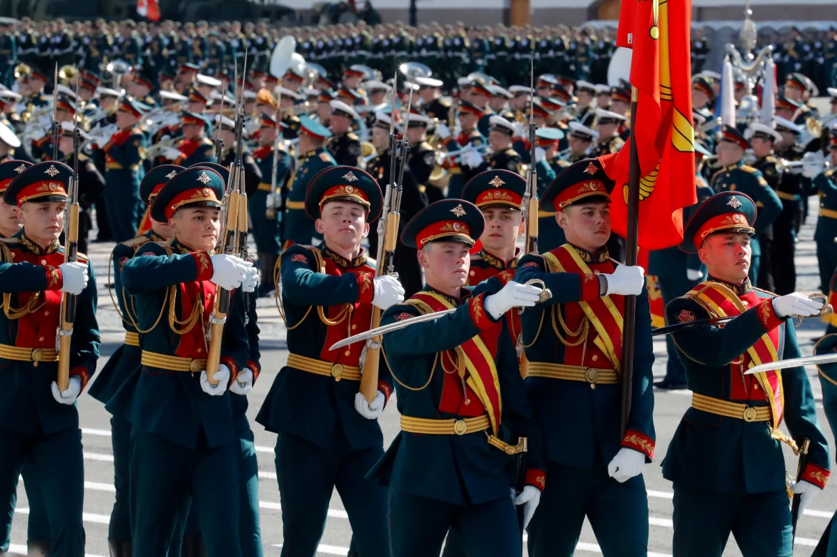 Dzień Zwycięstwa w Rosji, hucznie celebrowane każdego roku upamiętnienie zwycięstwa ZSRR nad III Rzeszą w II wojnie światowej, w tym roku będzie miał wyjątkowy charakter. I to nie dlatego, że będzie obchodzone ze szczególną pompą, wręcz przeciwnie - zostanie zmarginalizowane ze względu na odwołane defilady, obawy dotyczące bezpieczeństwa i niewielkie zainteresowanie udziałem wśród zagranicznych przywódców.