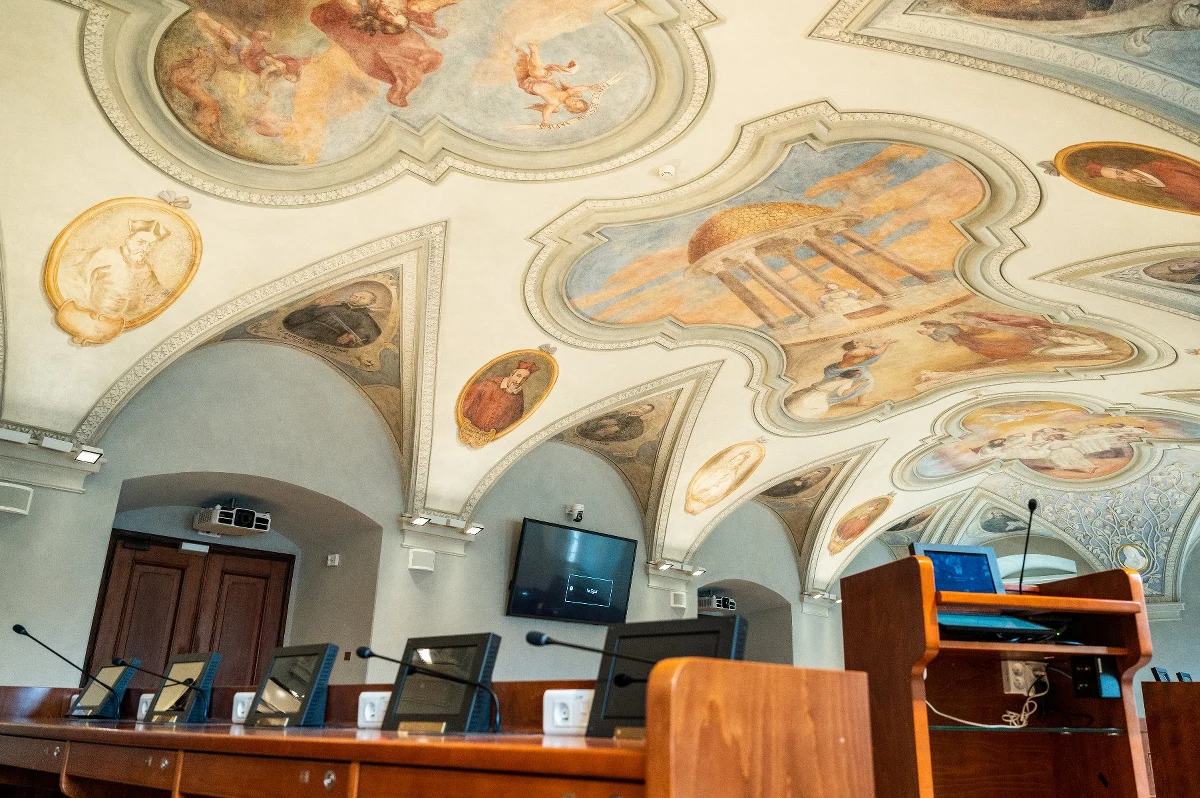 XVIII-wieczne freski pokrywające sklepienie Sali Sesyjnej Urzędu Miasta Poznania zostały odnowione - podał w poniedziałek poznański magistrat. Pierwsze malowidła na suficie pomieszczenia odkryto w 2018 r., a w styczniu ub. roku rozpoczęto renowację dekoracji.