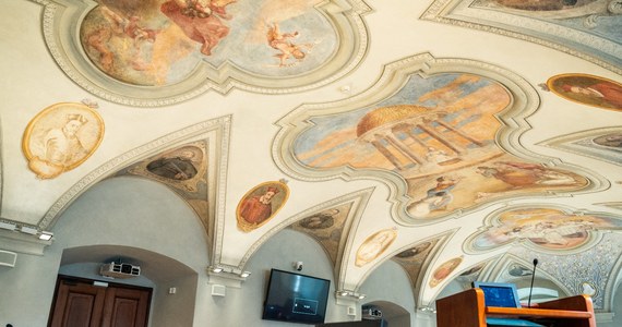 XVIII-wieczne freski pokrywające sklepienie Sali Sesyjnej Urzędu Miasta Poznania zostały odnowione - podał w poniedziałek poznański magistrat. Pierwsze malowidła na suficie pomieszczenia odkryto w 2018 r., a w styczniu ub. roku rozpoczęto renowację dekoracji.
