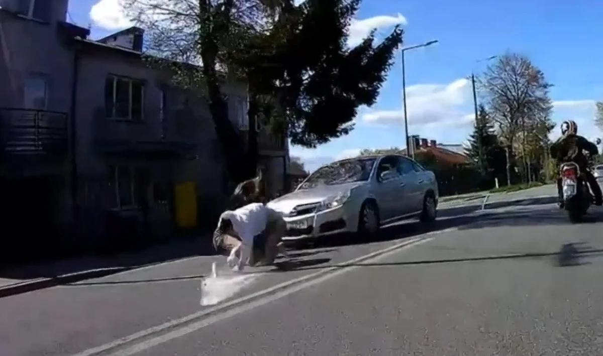 Do szpitala zabrano dwie osoby potrącone przez samochód osobowy podczas przechodzenia przez przejście dla pieszych w Ciechanowie (woj. mazowieckie). 28-letniemu kierowcy pojazdu grozi 5 lat więzienia. Ma on orzeczony przez sąd zakaz prowadzenia pojazdów, a auto, którym kierował, nie było dopuszczone do ruchu. Ponadto, 28-latek posiadał przy sobie narkotyki.