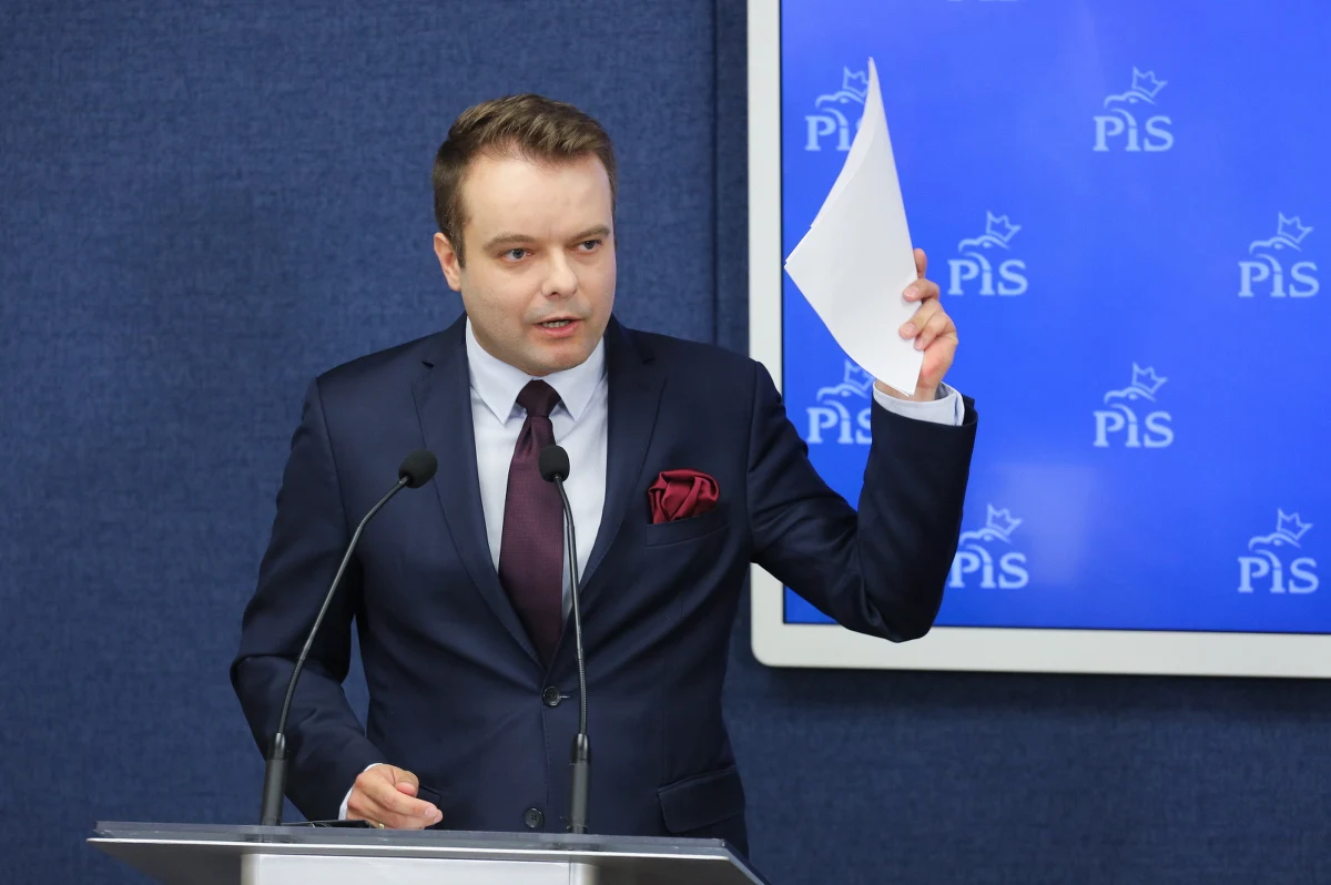 ​Projekt dotyczący Trybunału Konstytucyjnego nie będzie procedowany na bieżącym posiedzeniu Sejmu - powiedział rzecznik PiS Rafał Bochenek. Dodał, że tempo prac nad projektem będzie zależeć od decyzji Prezydium Sejmu, a tej jeszcze nie ma.