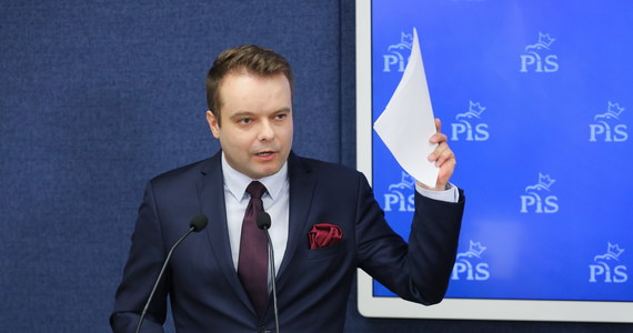 ​Projekt dotyczący Trybunału Konstytucyjnego nie będzie procedowany na bieżącym posiedzeniu Sejmu - powiedział rzecznik PiS Rafał Bochenek. Dodał, że tempo prac nad projektem będzie zależeć od decyzji Prezydium Sejmu, a tej jeszcze nie ma.