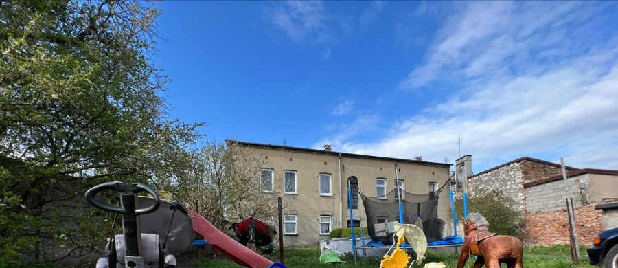 Jutro odbędzie się sekcja zwłok 8-letniego Kamila z Częstochowy. Chłopiec zmarł wczoraj w Górnośląskim Centrum Zdrowia Dziecka w Katowicach. Lekarze walczyli o jego życie ponad miesiąc. Kamil trafił tam z ciężkimi obrażeniami - m.in. oparzeniami głowy, klatki piersiowej i kończyn. O usiłowanie jego zabójstwa podejrzany jest 27-letni ojczym. Już wcześniej policja była w domu jego rodziny - m.in. dlatego, że chłopczyk kilkukrotnie uciekł. 