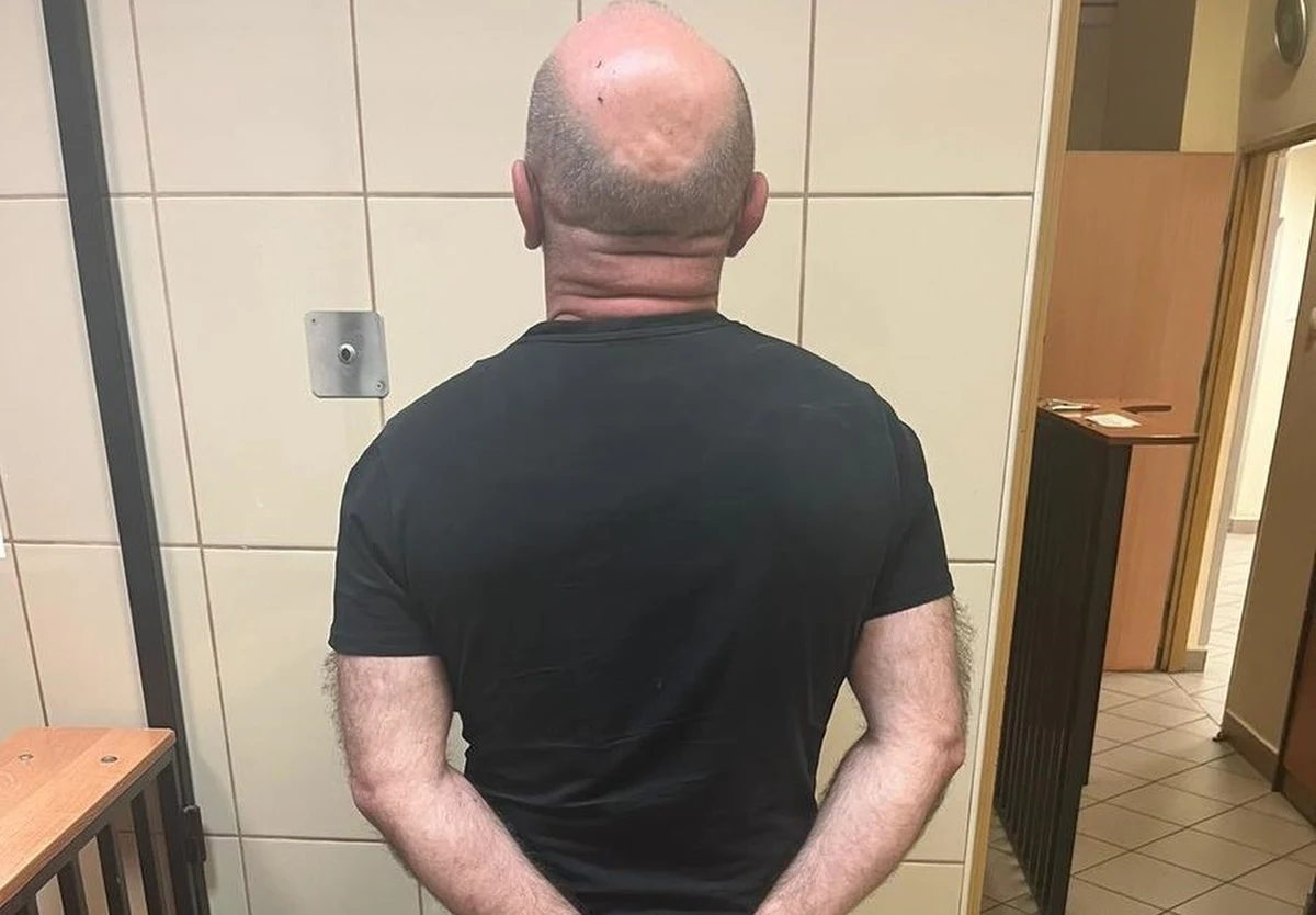 Od 2 lat poszukiwany listem gończym był 53-letni mężczyzna, który został zatrzymany przez policję, gdy... kradł buty w sklepie obuwniczym. 53-latkowi ma zasądzony 7-letni wyrok więzienia za udział w zorganizowanej grupie przestępczej, oszustwa, kradzieże i rozboje, został zatrzymany w jednej z podkrakowskich galerii handlowych, gdzie wspólnie ze znajomą próbował ukraść buty.