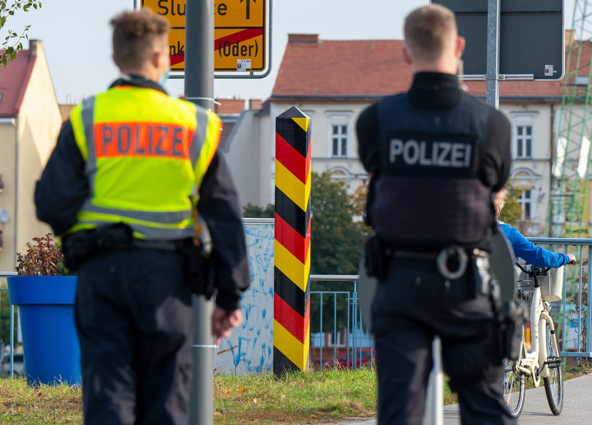 Ministrowie spraw wewnętrznych dwóch landów: Brandenburgii i Saksonii domagają się przywrócenia kontroli na granicy z Polską i Czechami. Powodem ma być znaczny wzrost liczby nielegalnych imigrantów, wjeżdżających do Niemiec przez wschodnią granicę. "Bild" podał, że na środę na 14:00 kanclerz Olaf Scholz zwołał spotkanie w sprawie nielegalnej imigracji. Według dziennika podczas rozmów ma zostać poruszona tak zwana twarda wersja - przywrócenia kontroli na wszystkich granicach Niemiec. 