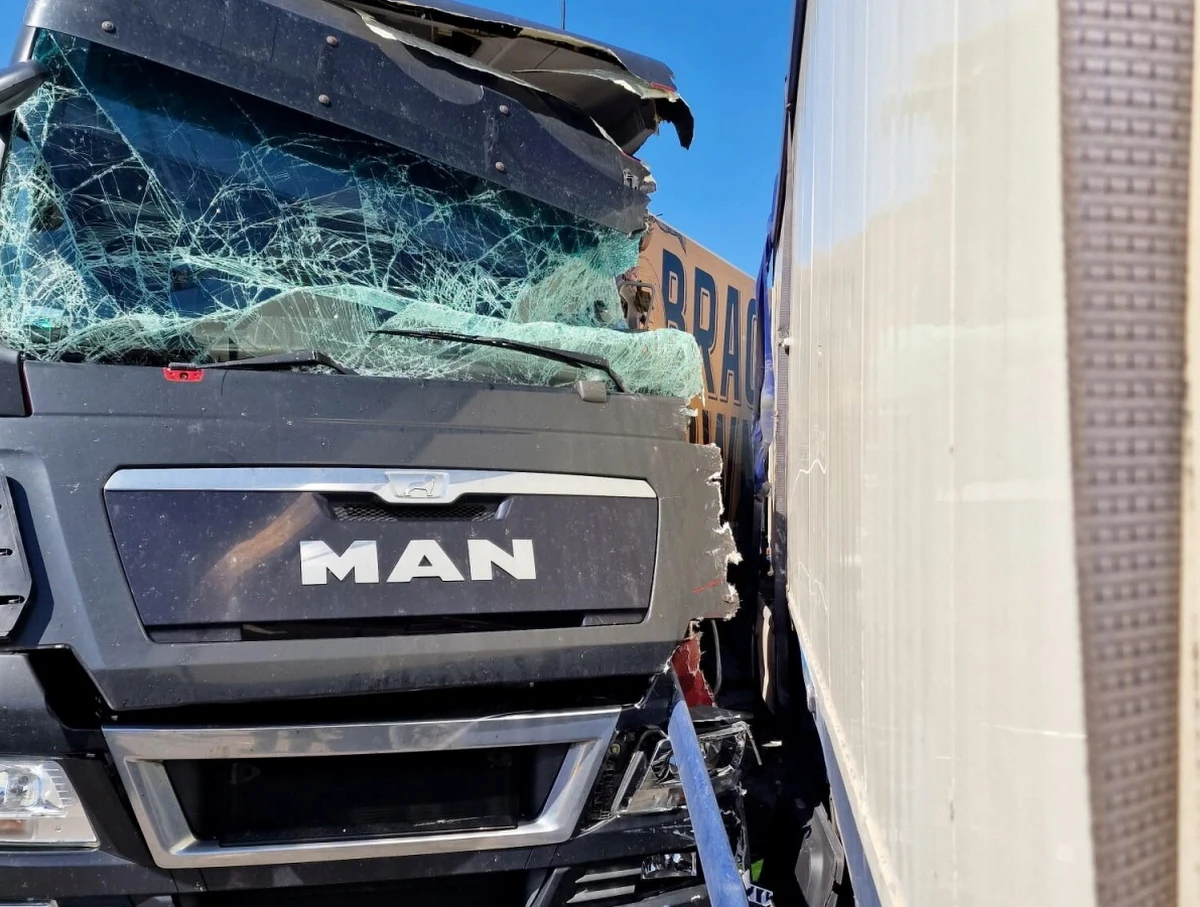 Odblokowano most nad Wisłą na drodze krajowej nr 90, który po zderzeniu dwóch pojazdów ciężarowych pod Kwidzynem był nieprzejezdny. Do wypadku doszło po g. 10, jedna osoba została ranna - informuje GDDKiA.