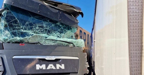 Odblokowano most nad Wisłą na drodze krajowej nr 90, który po zderzeniu dwóch pojazdów ciężarowych pod Kwidzynem był nieprzejezdny. Do wypadku doszło po g. 10, jedna osoba została ranna - informuje GDDKiA.