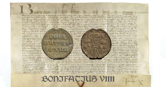 XIV-wieczna bulla wróciła po konserwacji do Kołobrzegu. Udało się ustalić, kto wystawił wykonaną z ołowiu pieczęć: to papież Bonifacy IX. Wciąż zagadką jest, skąd bulla wzięła się w tej okolicy.